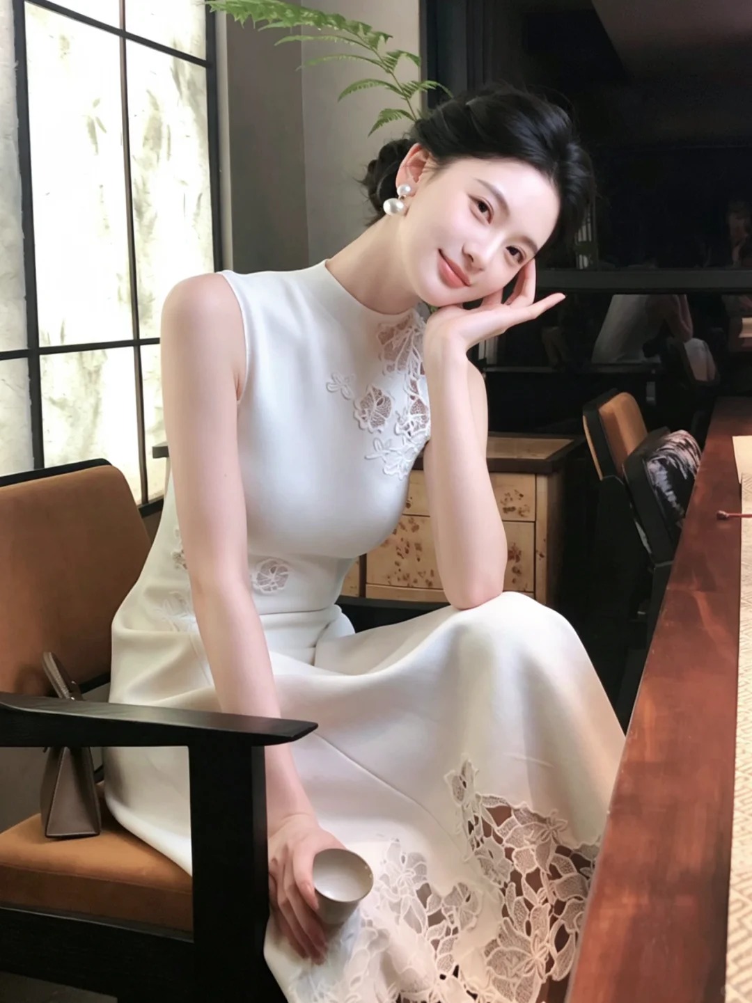 穿浅色长裙的女性坐在椅边