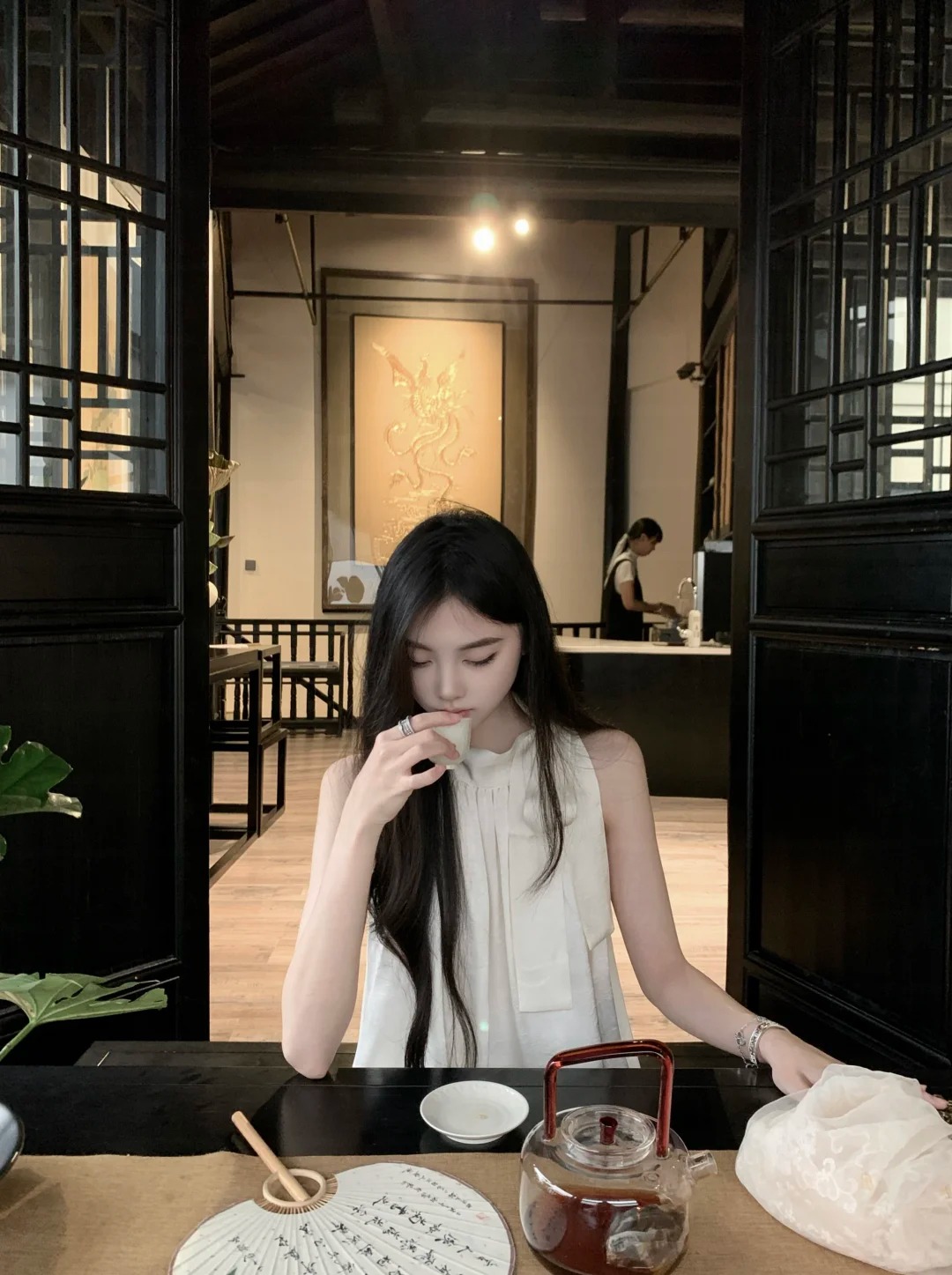 女性坐在室内桌旁